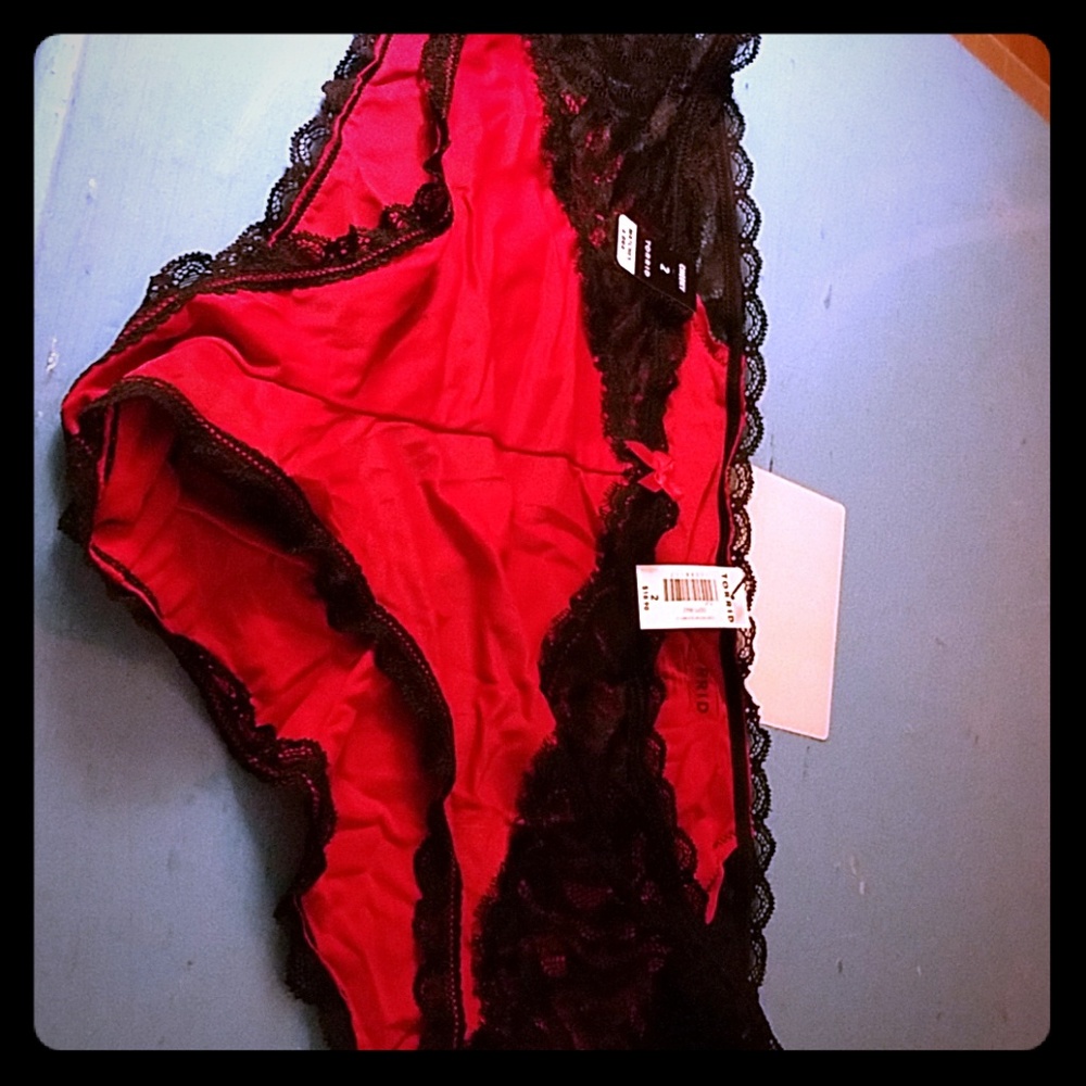 Panties ruby with black lace trim